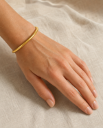 Young woman wearing the Aurone plain bangle, top-down angle