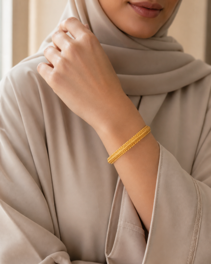 Sahar Scalloped Bangle worn by an Arab woman