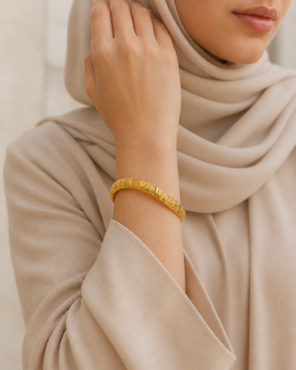 Amal Geometric Bangle worn by an Arab woman